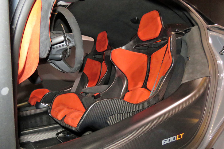 インテリアで特に目を引くカーボンファイバー製のシート。「600LT」はエンジンの出力アップに加え、大幅な軽量化と空力性能の向上によってパフォーマンスを高めたモデルなのだ。
