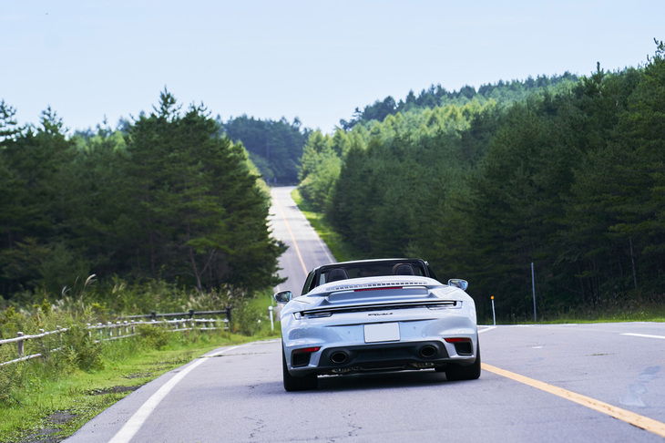 つまごいパノラマラインを行く2021年「911ターボSカブリオレ」。