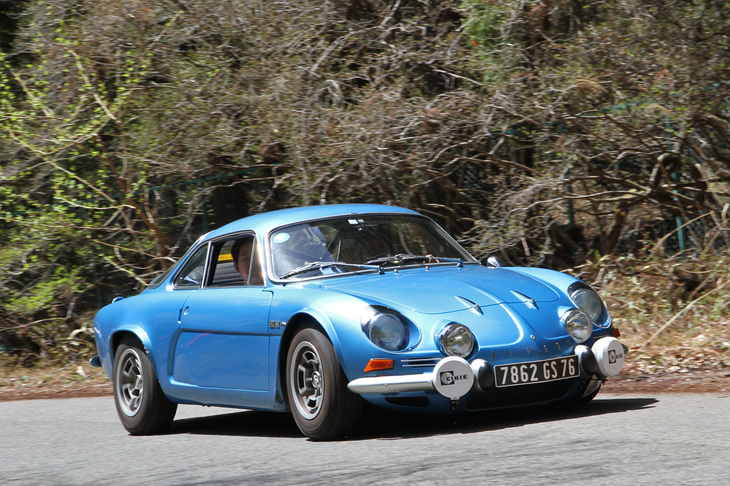 1975年「アルピーヌA110 1600SI」。「A310」用リアサスペンションを備え、インジェクションユニットを積んだ最終発展型。