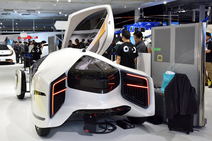 「コンセプトEV（I to P）」のリアビュー。独創的なスタイリングは、ボディー全体を樹脂化することでのみ成立するデザインコンセプトを追求した結果とのこと。いろんな意味で、見ごたえのあるコンセプトカーだった。