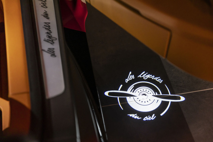 ブガッティ・シロン スポーツ“レ・レジェンド・デュ・シエル”（ドアエントリーライト）