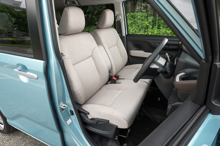 シートは先にデビューした「ムーヴ キャンバス」の骨格をベースに、多少のアレンジが加えられている。厚みもサイズもかなり立派で、「軽だから……」と我慢するような座り心地ではない。