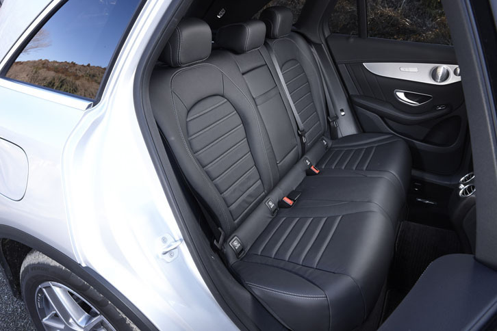 後席の様子。先代にあたる「GLK」に比べ、ひざまわりのスペースは57mm、足先は34mm、拡大されている。