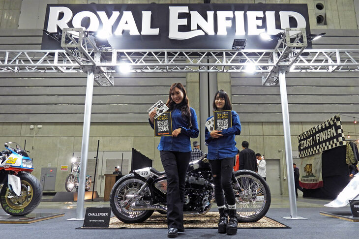 「ヨコハマホッドロッドカスタムショー2024」の会場より、ロイヤルエンフィールドのブースの様子。