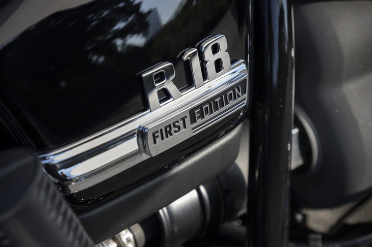 今回の試乗車は導入記念モデルの「ファーストエディション」。専用のエンブレムやレタリング、クロームパーツ、2本のピンストライプなどが特徴だ。