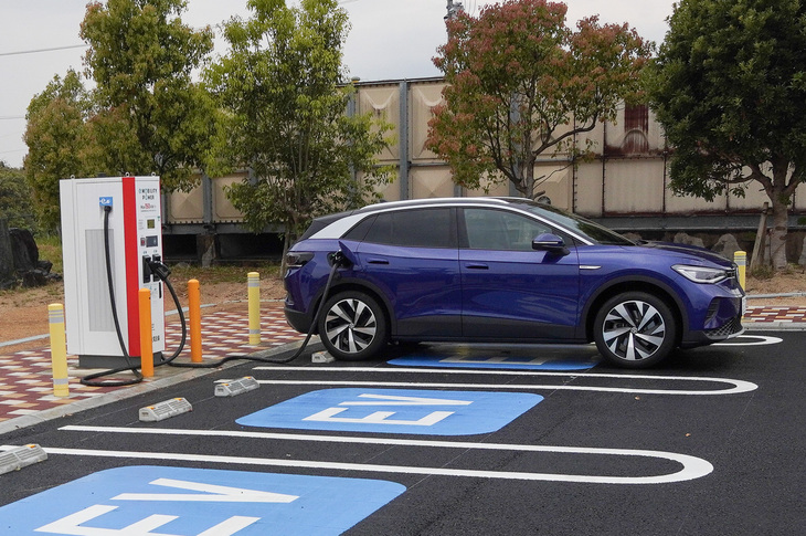 新東名・浜松SA（下り）で充電中の「フォルクスワーゲンID.4プロ」。こちらは最大出力150kWでの充電が可能な“超”急速充電器（2台同時に充電した場合は90kW）。