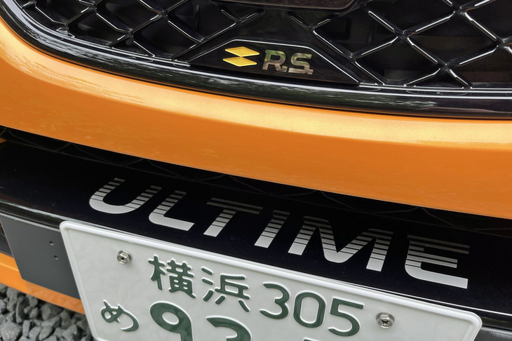 フロントグリルの下に「ULTIME」のロゴが入る「メガーヌR.S.ウルティム」は、ルノースポールを名乗る最後のモデルとして全世界で1976台が販売される。1976という台数は、ルノー・スポールの設立年にちなんだもの。