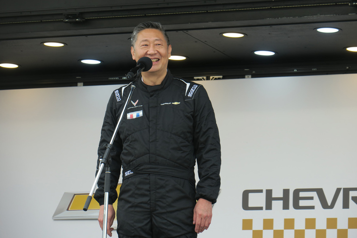 来場者にあいさつするゼネラルモーターズ・ジャパンの若松 格社長。「シボレーは今年で誕生112年、『コルベット』は70周年にあたる。コルベットが“古希”を迎えるこの年に、『コルベットZ06』の日本発表を間に合わせることができた」と語った。