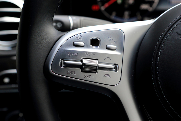 アダプティブクルーズコントロールの操作スイッチは、ステアリングホイールの左側スポーク部にレイアウトされる。