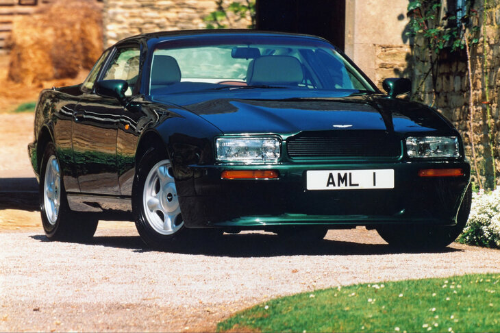 「V8」の後継モデルとして1989年に登場した「ヴィラージュ」。既存のV8からデザインは一気に近代的なものになったが、エンジンなどのメカは踏襲されていた。ちなみに、1996年には車名が「V8」に改められている。うーん、まぎらわしい。