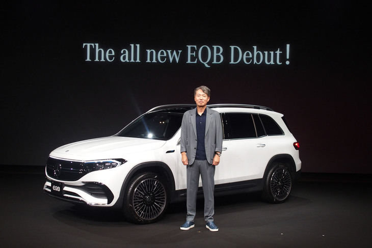 「EQB」とメルセデス・ベンツ日本の上野金太郎 代表取締役社長兼CEO。