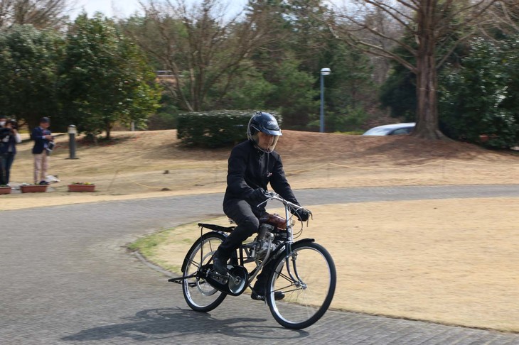 「A型」のデモラン。バッテリーレスなので、自転車のようにペダルをこぎながらエンジンを始動する。走りはかなりスムーズで速い。ただ、ブレーキはベースの自転車と同じなので、停車時にまずエンジンを止める必要がある。運転には慣れが必要だ。