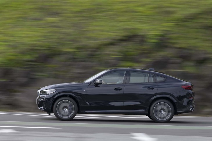 足まわりはフロントがダブルウイッシュボーン式でリアがマルチリンク式。減衰力可変式の「アダプティブMサスペンション」（コイルスプリング）が標準装備となっている。