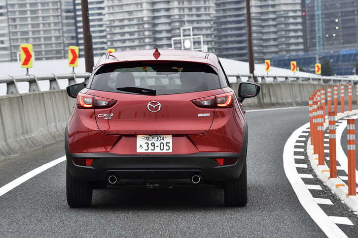 「XDツーリング Lパッケージ」（4WD）のリアビュー。ボディーカラーはソウルレッドプレミアムメタリック。