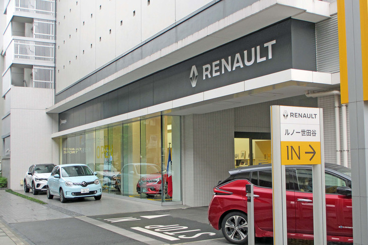 今回の試乗車は2021年6月3日に東京都世田谷区上馬に移転してオープンしたルノー世田谷から借り出した。内外装にルノーの最新ビジュアルアイデンティティーを採用し、屋外も含めて最大6台の展示スペースを有している。（写真＝佐野弘宗）