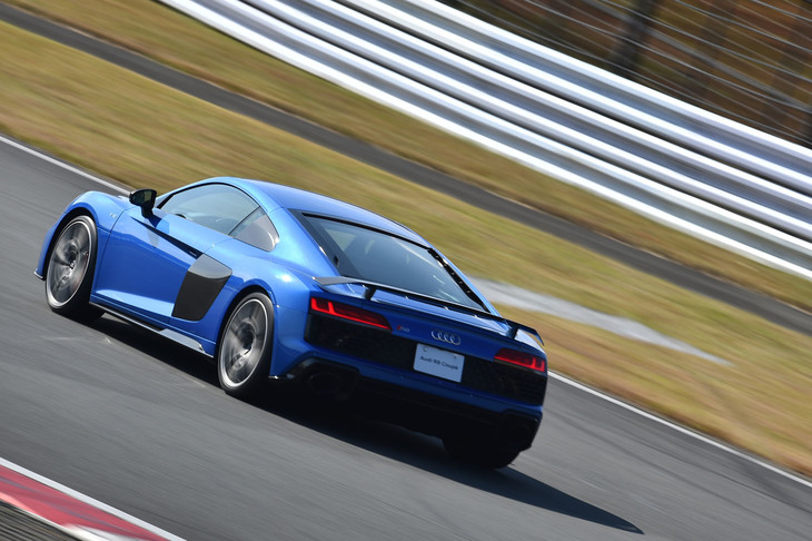 ロー&ワイドなボディーに内燃機関のスポーツカーの楽しさを満載していた「R8」。「こんなクルマを楽しめるのも、あとどれくらいだろう？」と思うと、降りるのが惜しくなった。