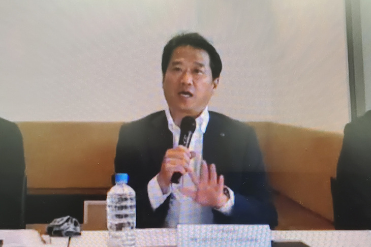 記者会見に臨む、マツダの三浦 忠 国内ブランドビジネス統括本部長。2025年度の国内販売台数は約14万4000台に対し、2026年度は国内ビジネス構造変革の成果により、6％増しの約15万3000台を見込むという。（※写真はPC画面上のオンライン会見の様子）