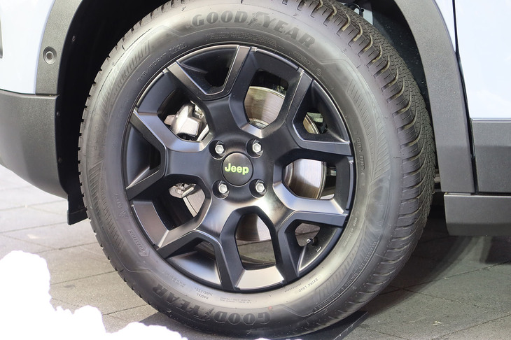 ジープ・アベンジャー4xeハイブリッド（フロントホイール）
