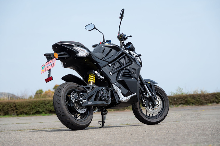 タイヤサイズは前：110/70-12、後ろ：120/70-12。サスペンションは、倒立式のフロントフォークとシングルショック式のリアスイングアームの組み合わせだ。