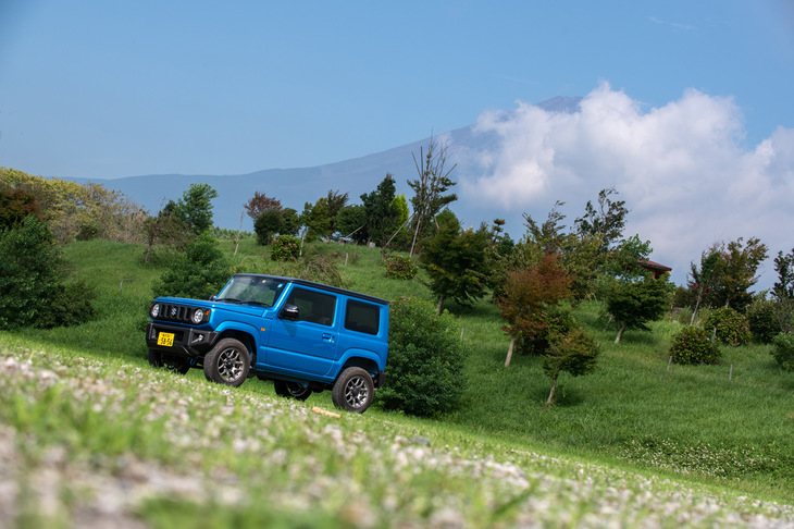 フレーム剛性の強化や操舵機構の改良などにより、オンロードでのマナーが大きく改善された新型「ジムニー」だが、それらの改良も、もとはオフロード性能の向上を主眼に施されたものなのだ。