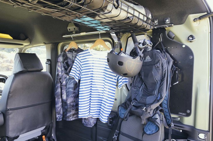 「ルーフインナーラック」（写真上）は、クロームの「ルーフインナーサイドパイプ」（写真奥）とセットで使う。