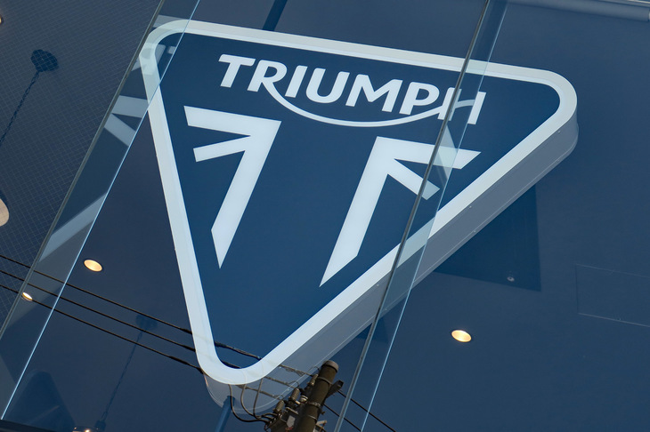 これが世界初採用という、トライアンフの巨大なLED照明看板。
