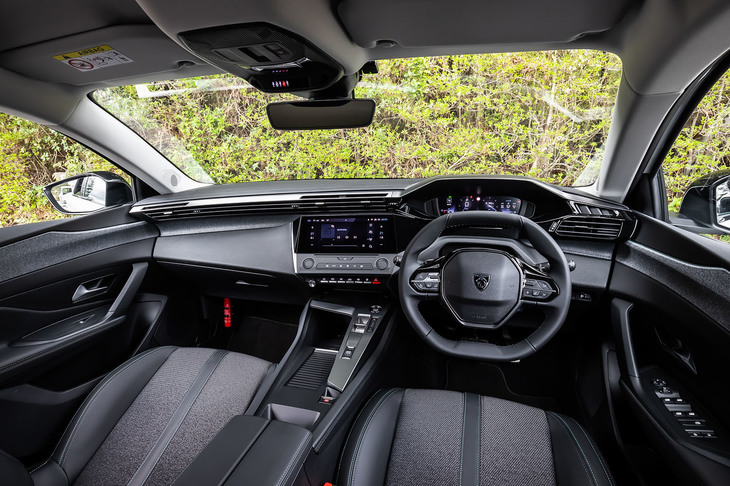 小径ステアリングホイールの上からデジタルメーターを見るように設計されたプジョー独自の「iコックピット」は、「ハイベント」と呼ばれる乗員のフェイスレベルにエアコンの吹き出し口を配置するデザインに一新された。