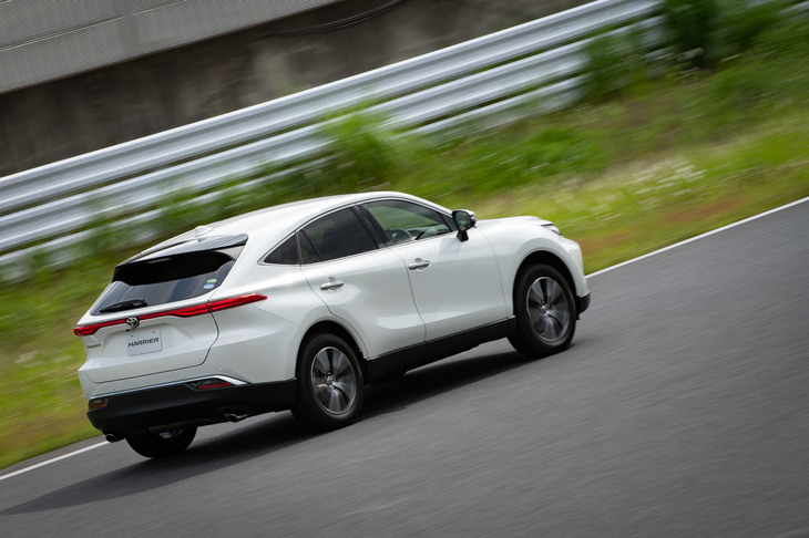 クローズドコースを走る新型「ハリアー」のプロトタイプ。動的質感の開発は、「雅（みやび）」という言葉をコンセプトに進められた。