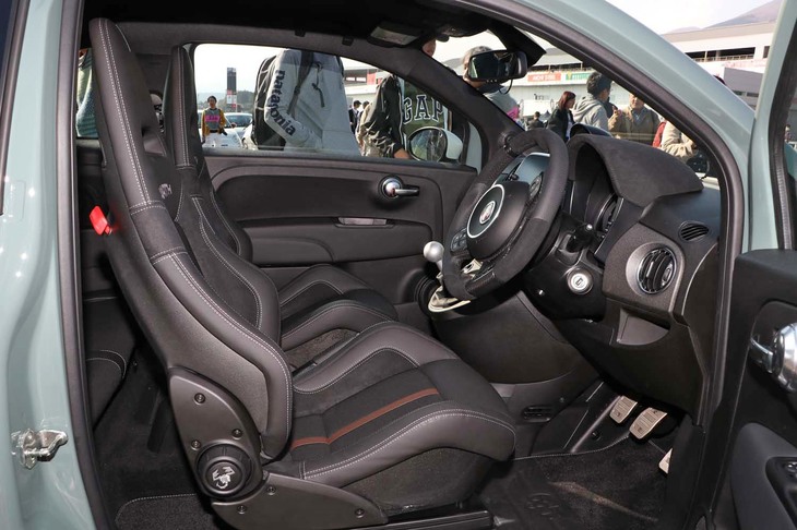 サイドサポートが大きく張り出したスポーツシートが装着される。