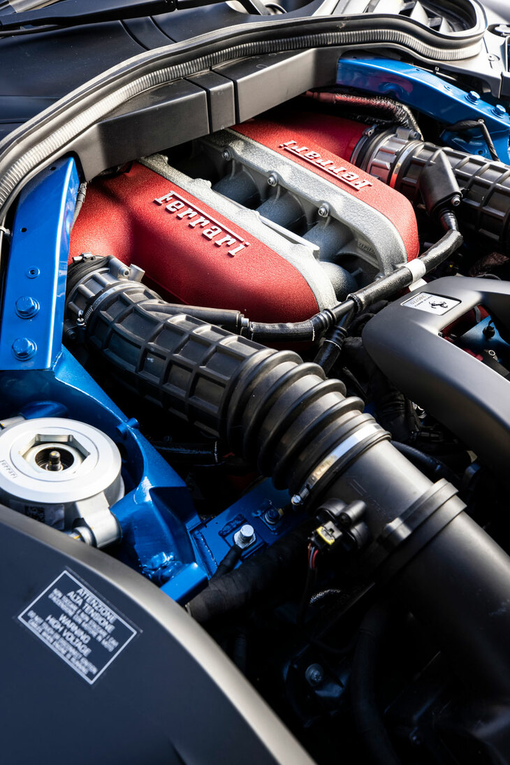 フロントの奥まった位置に搭載される「F140IA」型6.5リッターV12自然吸気エンジン。低い回転域から大トルクを発生する特性と、フェラーリならではの胸のすく吹け上がりを実現するべく、吸排気系やバルブタイミング、シリンダーストロークなど、随所に改良が加えられた。