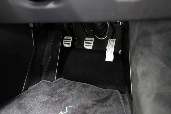 フットスペースは一見広そうに見えるが、実はかなりタイト。ブレーキを踏んだ際に一緒にアクセルも踏んでしまう……ということがままあった。