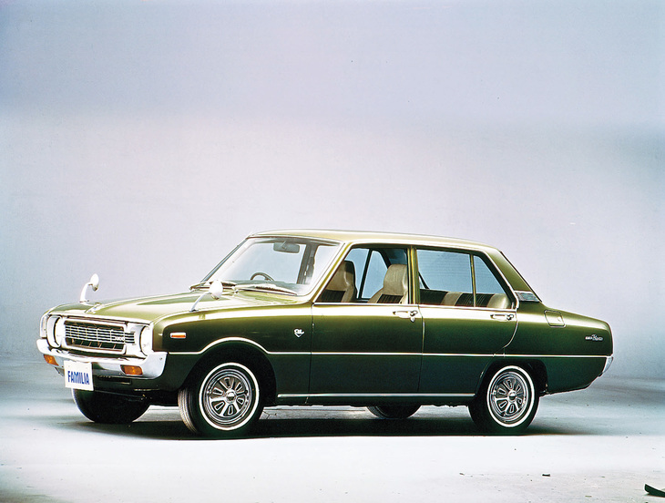 「キア・ブリザ」
	自転車の部品メーカーだった起亜自動車（設立当時は起亜産業）は1960年代に入るとオートバイの生産を始め、その後マツダのオート三輪やトラックのノックダウン生産を開始。1974年に3代目「マツダ・ファミリア」を初の乗用車モデルとしてライセンス生産したのが「キア・プリザ」である。写真は「マツダ・ファミリアプレスト」。