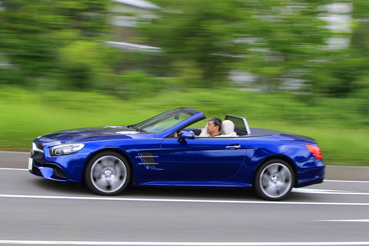 マイナーチェンジでフロント部を中心に外装デザインが変更された。今回試乗した「SL400」の車両価格は1265万円。