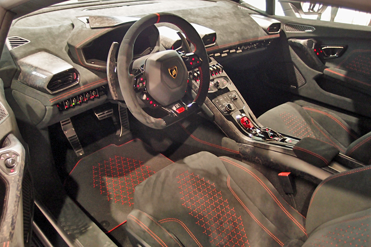 フォージドコンポジット材とアルカンターラがふんだんに使われる、「ウラカン ペルフォルマンテ」のコックピット。ディスプレイ上には、ALAの作動状況も表示される。