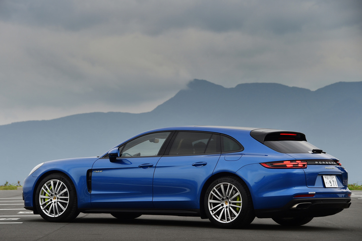 ボディー後方まで真っすぐに伸びたルーフラインが目を引く「パナメーラ スポーツツーリスモ」。今回試乗したPHVモデルを含め、全5モデルが2017年のジュネーブショーで発表された。