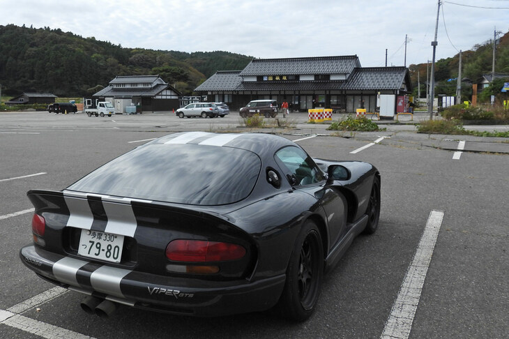「道の駅 狼煙」にて。ご覧のとおり、駐車場は方々に大きな亀裂が入っていた。