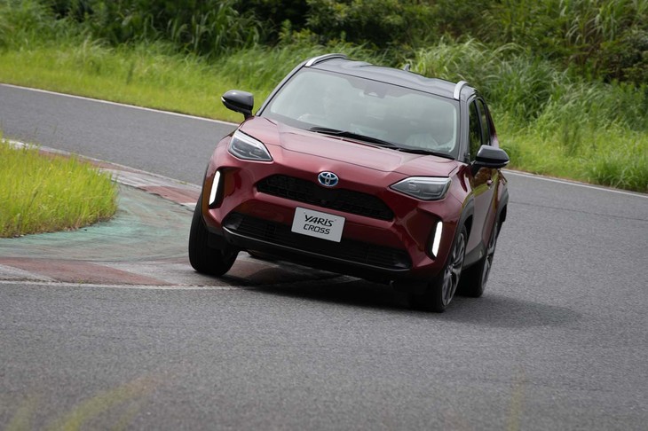 ボディーカラーは単色10タイプとツートン7タイプをラインナップ。写真は「センシュアルレッドマイカ」に「ブラックマイカ」ルーフを組み合わせたツートン。