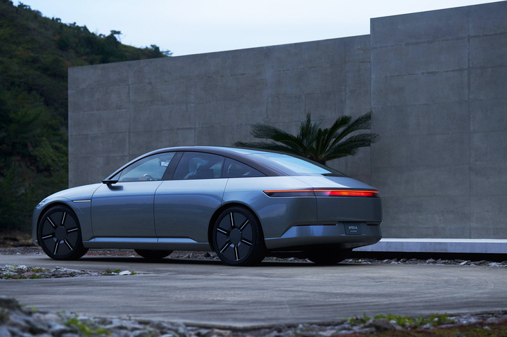 ソニー・ホンダモビリティは次世代BEV「アフィーラ」の実用化に際し、「AFEELA共創プログラム」という仮称のもとに、開発環境のオープン化を目指している。「SDV」の実現に際しては、自動車メーカーはある種のプラットフォーマーとなるべくマインドを切り替える必要があるかもしれない。