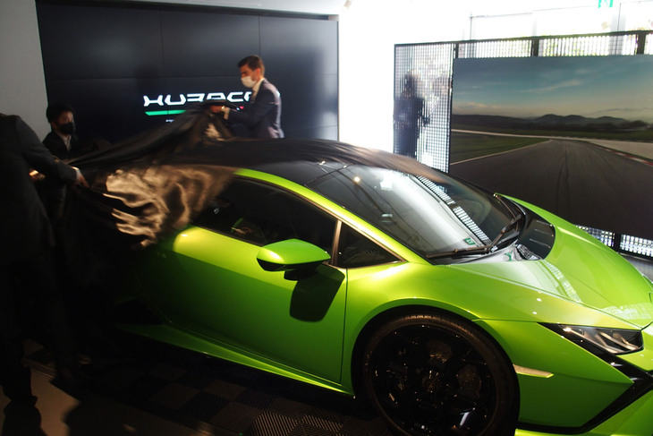 アンベールされる「ランボルギーニ・ウラカン テクニカ」。
