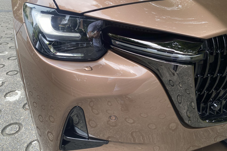 「CX-80」には、夜間走行時に先行車や対向車の状況をクルマが判断し、ヘッドランプの照射範囲や明るさを自動調整する「アダプティブLEDヘッドライト」が標準で装備されている。