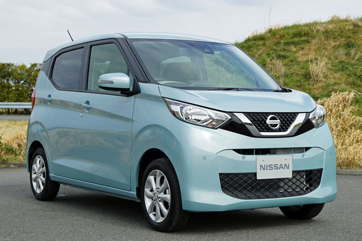 フロントマスクには近年の日産車でおなじみのデザインアイコンであるVモーションのグリルやブーメラン型のヘッドランプシグネチャーを採用している。