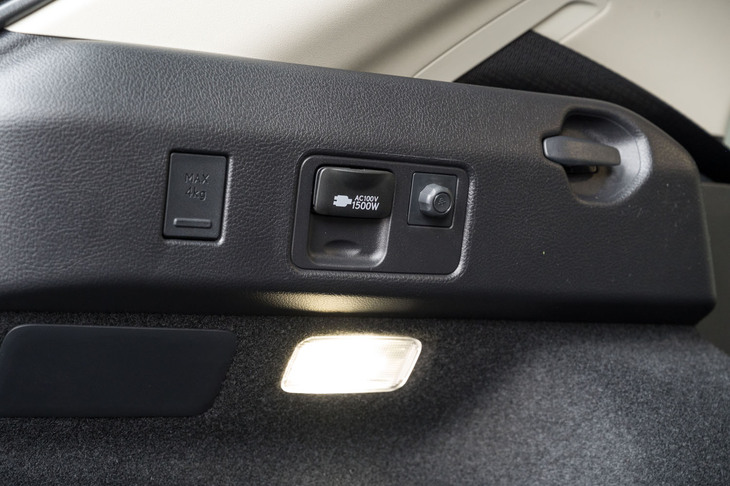 AC100V・1500Wのコンセントはオプション。ソケットは荷室の側面（写真）とセンターコンソールの後端に備わっている。