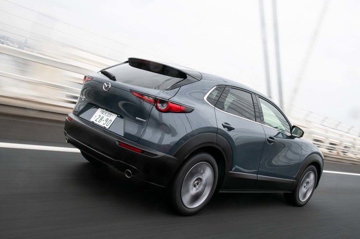 サスペンション形式は「マツダ3」と同じで、フロントがマクファーソンストラット式、リアがトーションビーム式。高めの車高に合わせたセッティングが施されている。