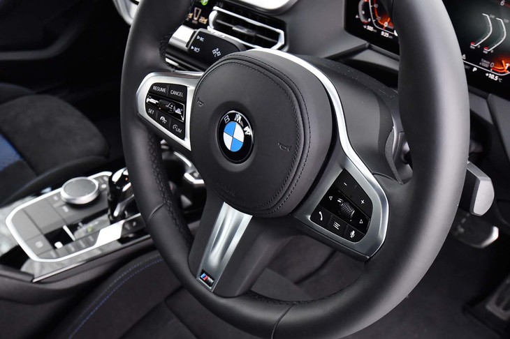 「218iグランクーペMスポーツ」は「Mスポーツステアリング」を標準装備。操舵に対して常に最適な切れ角が得られるよう制御される。