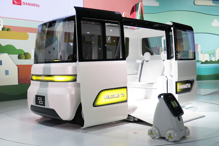ダイハツのコンセプトカー「IcoIco（イコイコ）」と“お世話ロボット”の「Nipote（ニポテ）」。