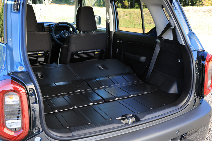 後席の背もたれを倒せばおおむねフラットな空間が生まれる。この場合の床面長は1165mmにも達する。