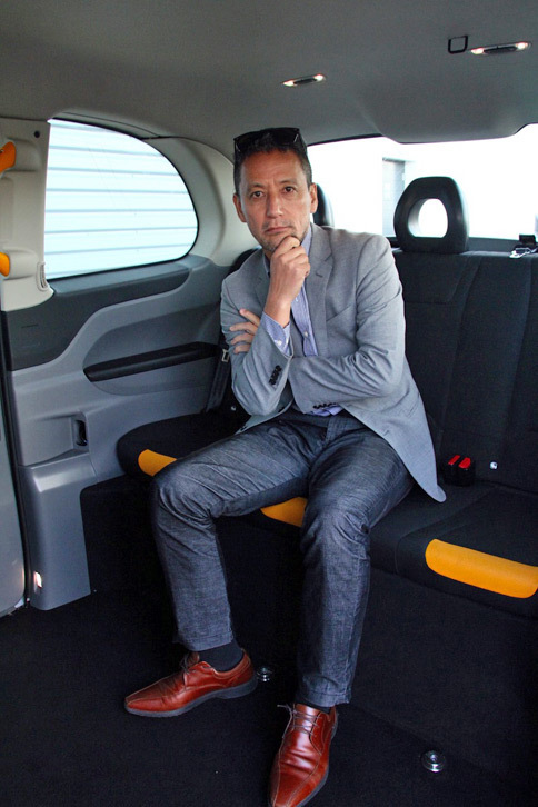 広々とした新型ロンドンタクシーのキャビン。開放感バツグンのサンルーフ仕様も用意されている。