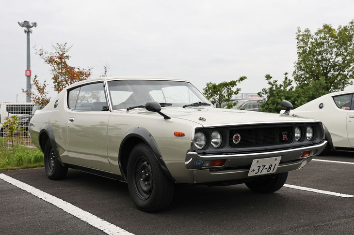 1973年1月に登場したが、4カ月しかつくられなかったKPGC110。ボディーには前後オーバーフェンダー、リアスポイラーが標準で付く。この個体、ボンネットピンが付加されているほかは、スチールホイールや車高を含めて純正状態が保たれている。