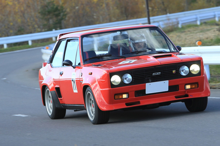 「ランチア・ストラトス」の後釜としてフィアット勢が世界ラリー選手権に投入した「フィアット131アバルト ラリー」（1976年）。3度にわたるメイクスタイトルをフィアットにもたらした。