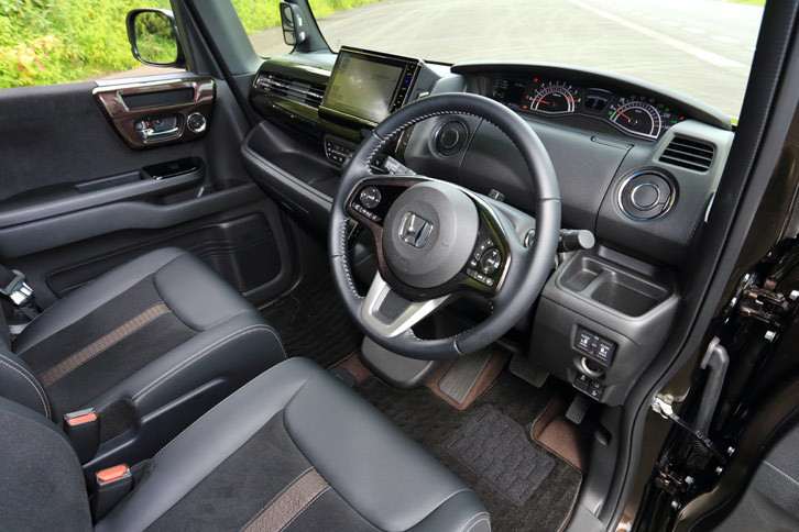 ブラックを基調とした「カスタム」のインテリア。シートはブラックの生地にバーガンディーのアクセントを施したもので、ターボ車のみプライムスムース（合成皮革）とトリコットのコンビタイプとなる。